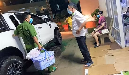 Công an xã Bàu Trâm giúp sản phụ đi sinh con