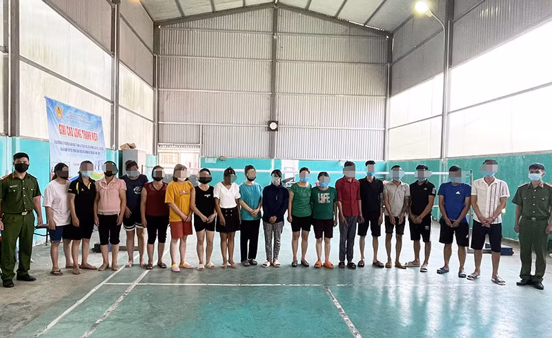 Bắt quả tang 18 đối tượng tụ tập đánh bạc giữa mùa dịch -0
