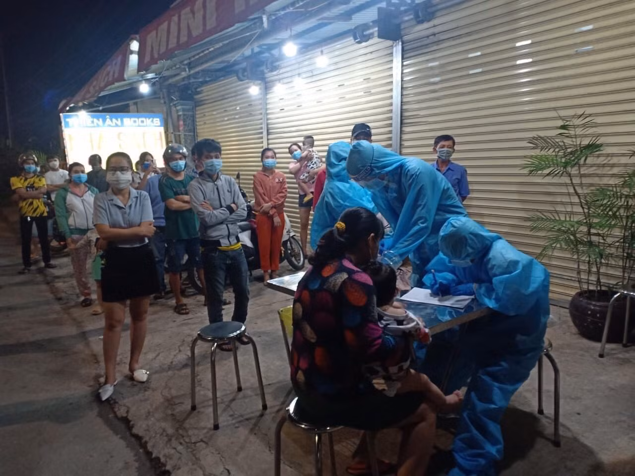 Bình Dương chấn chỉnh việc test nhanh và thu phí tiêm vắc xin -0