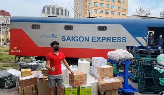 Đường sắt Việt Nam tiếp tục vận chuyển miễn phí thiết bị y tế vào Nam