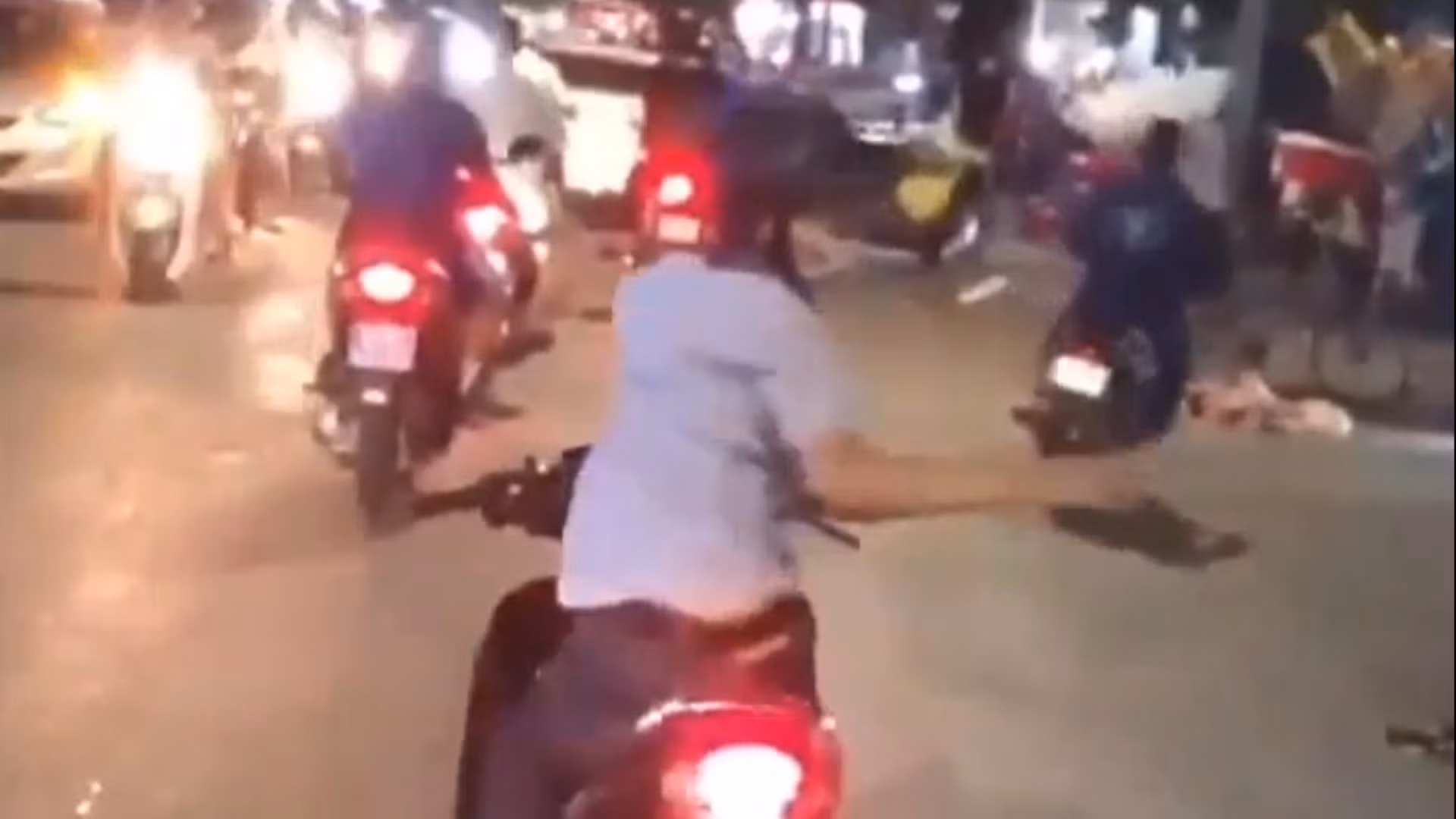 Nam thanh niên “làm xiếc” trên xe máy bị phạt hơn 17 triệu đồng -0