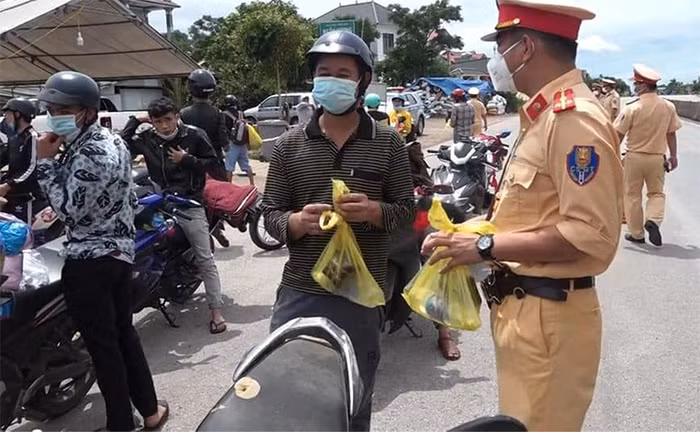 Vòng tay yêu thương nơi cung đường miền Trung -0