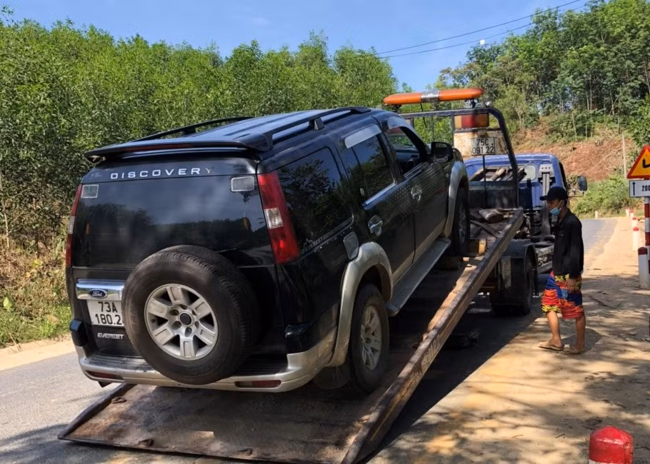 Tài xế lái ô tô gắn biển giả chở gỗ lậu bị phạt 50 triệu đồng -0