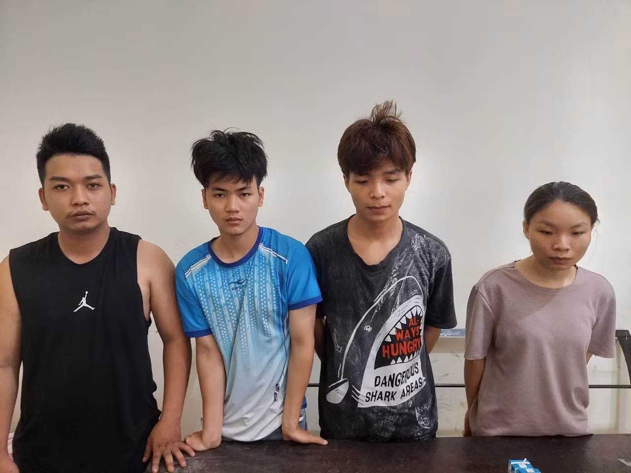 Ổ nhóm lừa bán túi hàng hiệu online để 