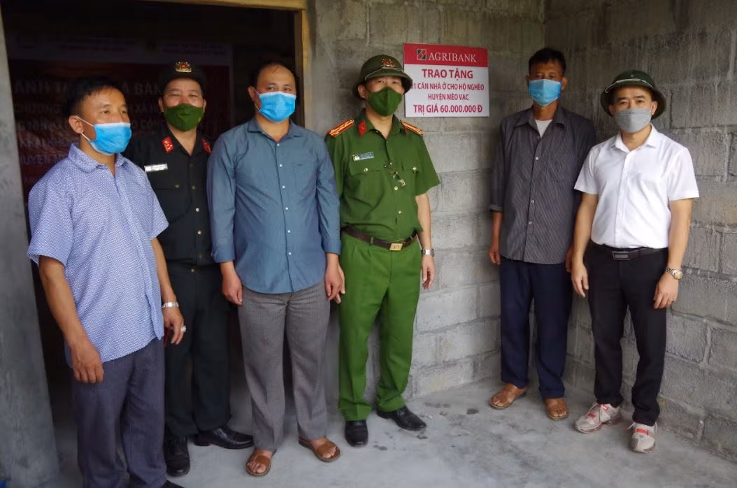 Trao tiền hỗ trợ hộ nghèo xóa nhà tạm tại huyện Mèo Vạc -1