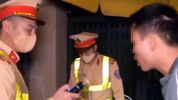 Tài xế nồng nặc bia rượu viện lý do "dẫn đường xe cứu thương"