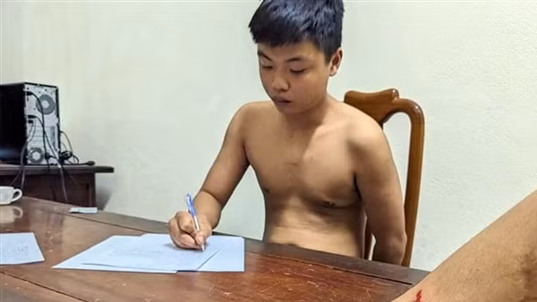Cầm rựa rượt hàng xóm, dùng xà beng tấn công Công an