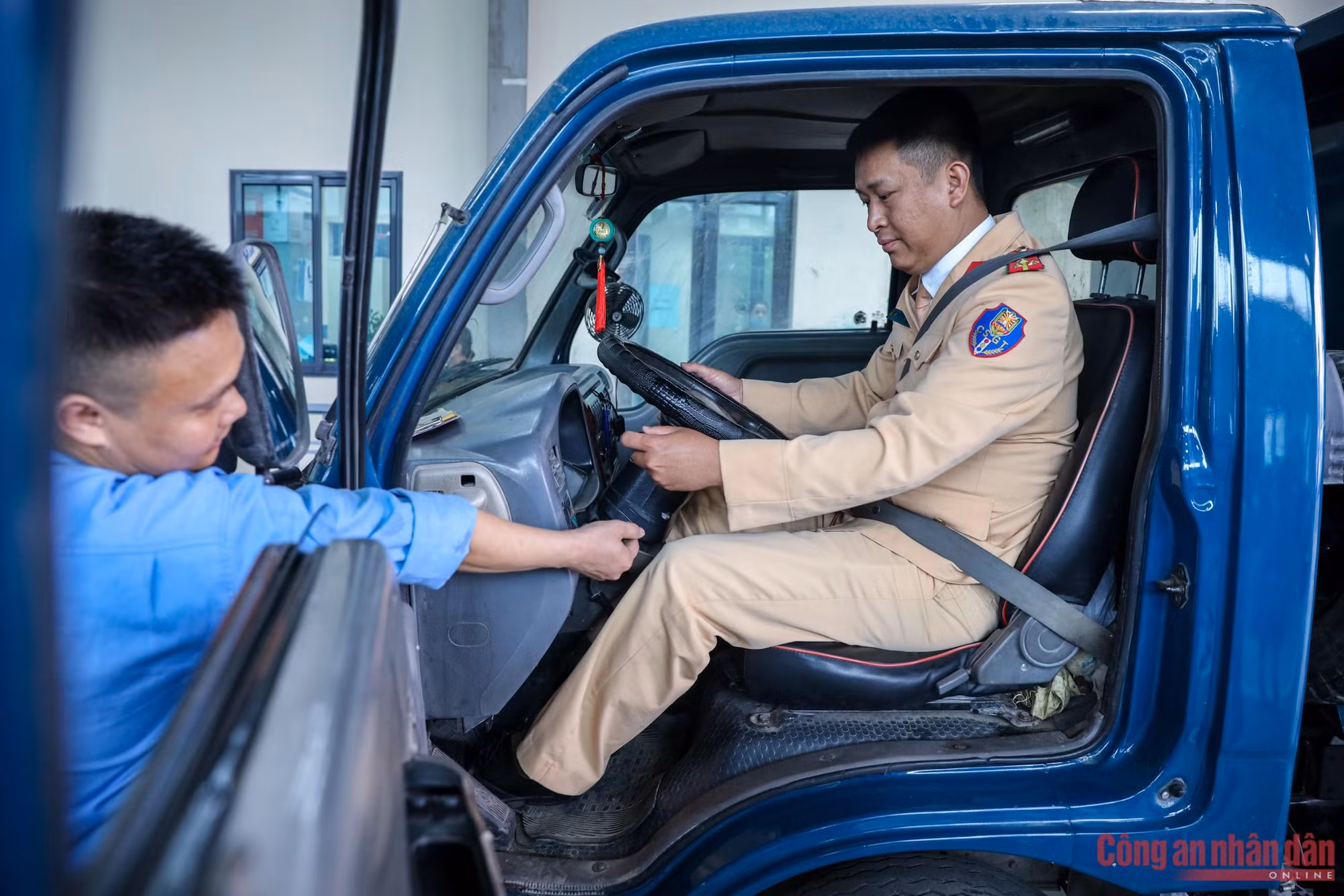 Trên 35.000 phương tiện được CSGT hỗ trợ đăng kiểm -0