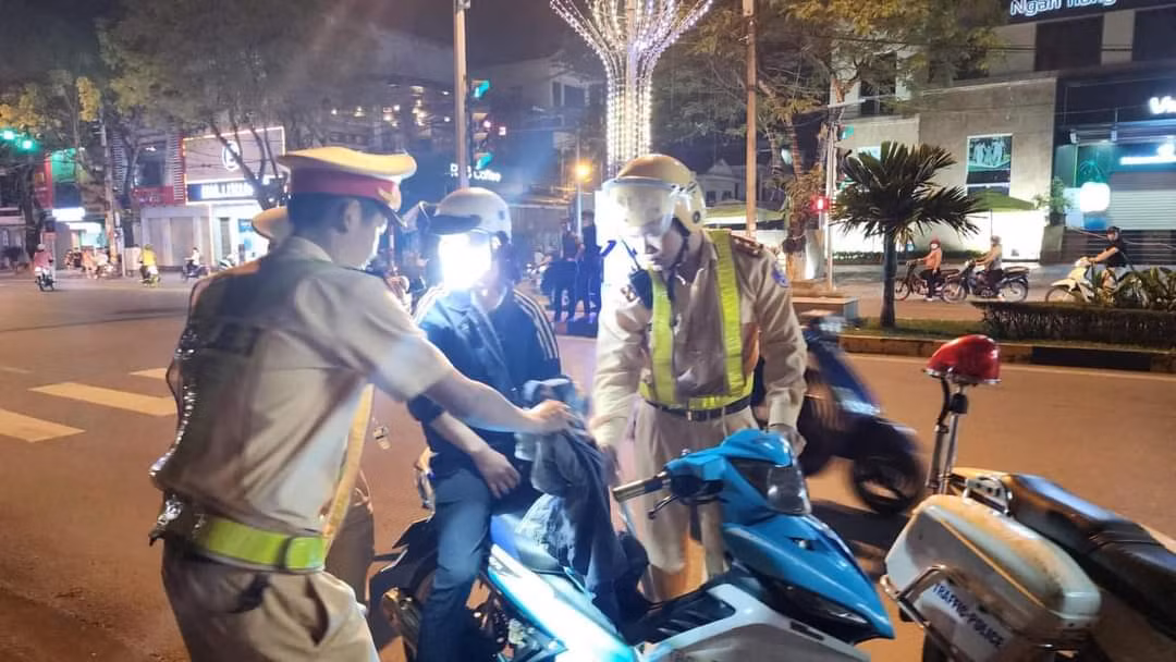 Thanh thiếu niên, học sinh mang theo dao phóng lợn phóng nhanh vượt ẩu trên đường -0