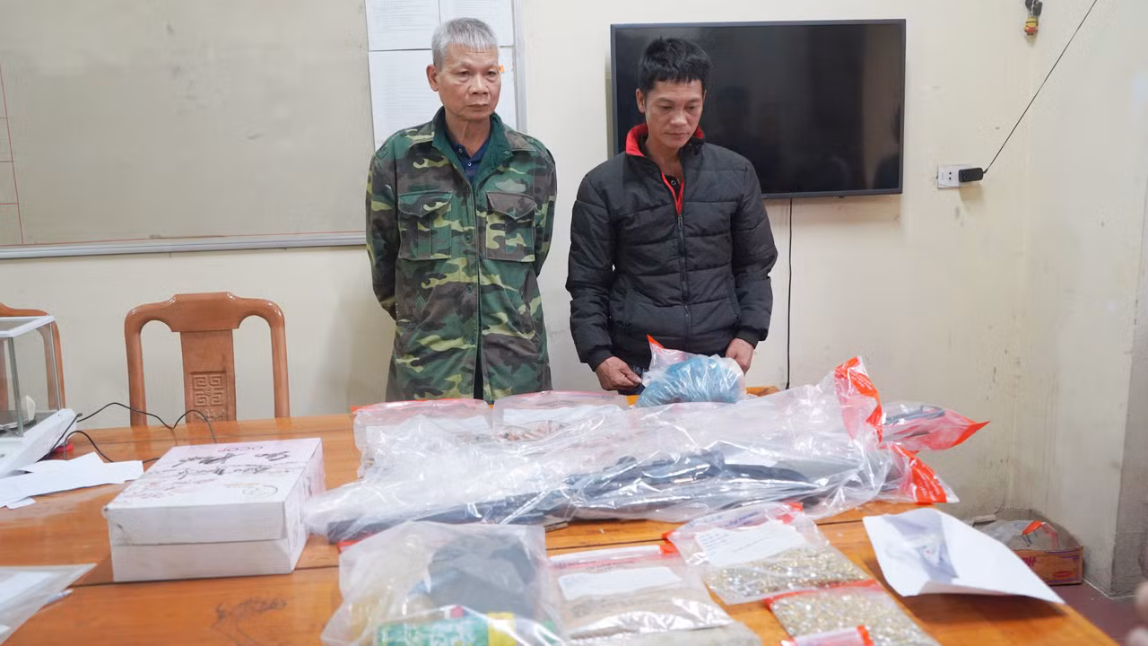 Mang vật liệu nổ ra đường bị tổ tuần tra “bắt dính” -0