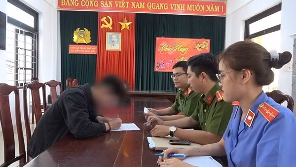 Dùng video, ảnh “nóng” để… cưỡng dâm
