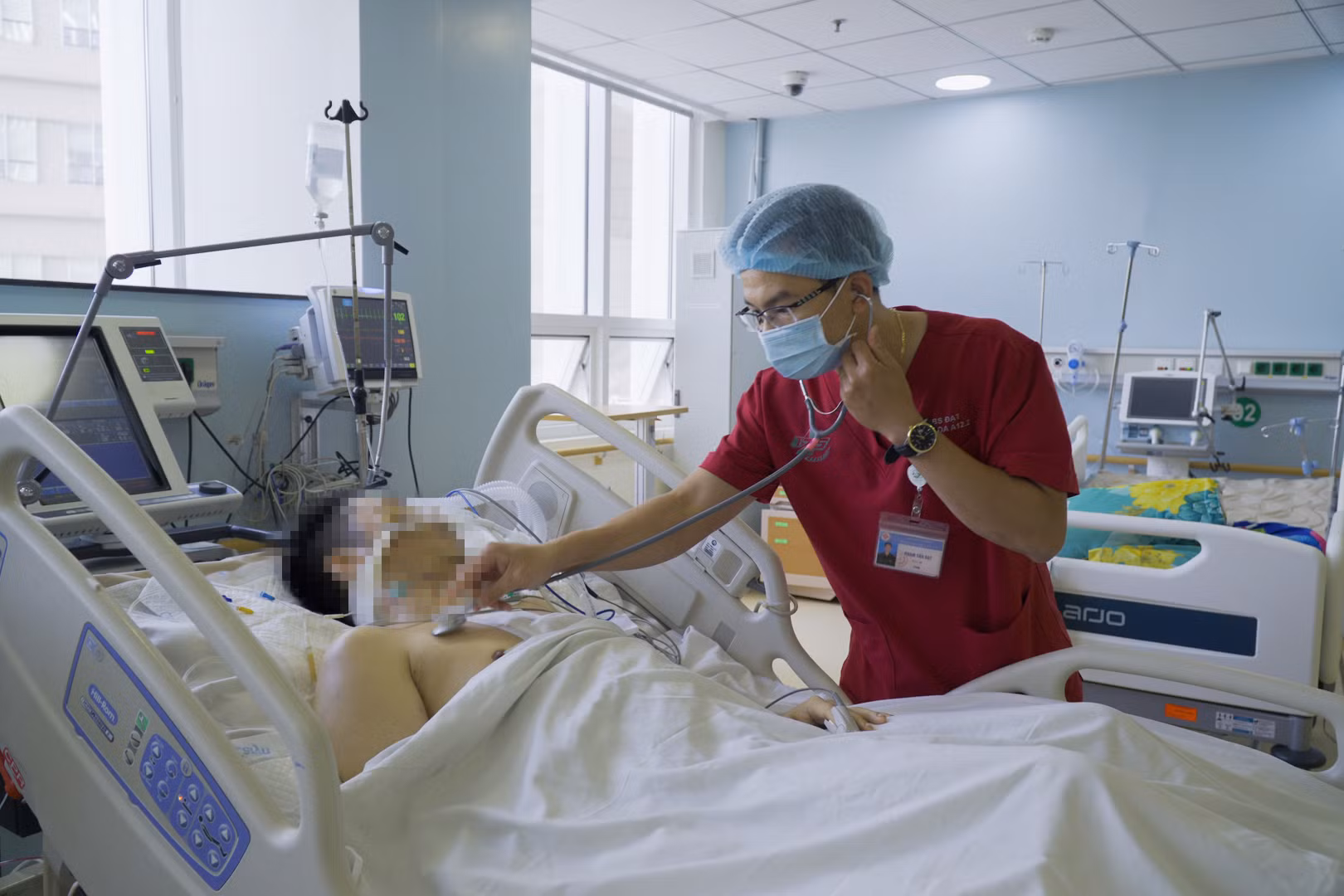  Cứu sống ngoạn mục bệnh nhân bị 5 vết dao đâm thấu ngực bụng -0