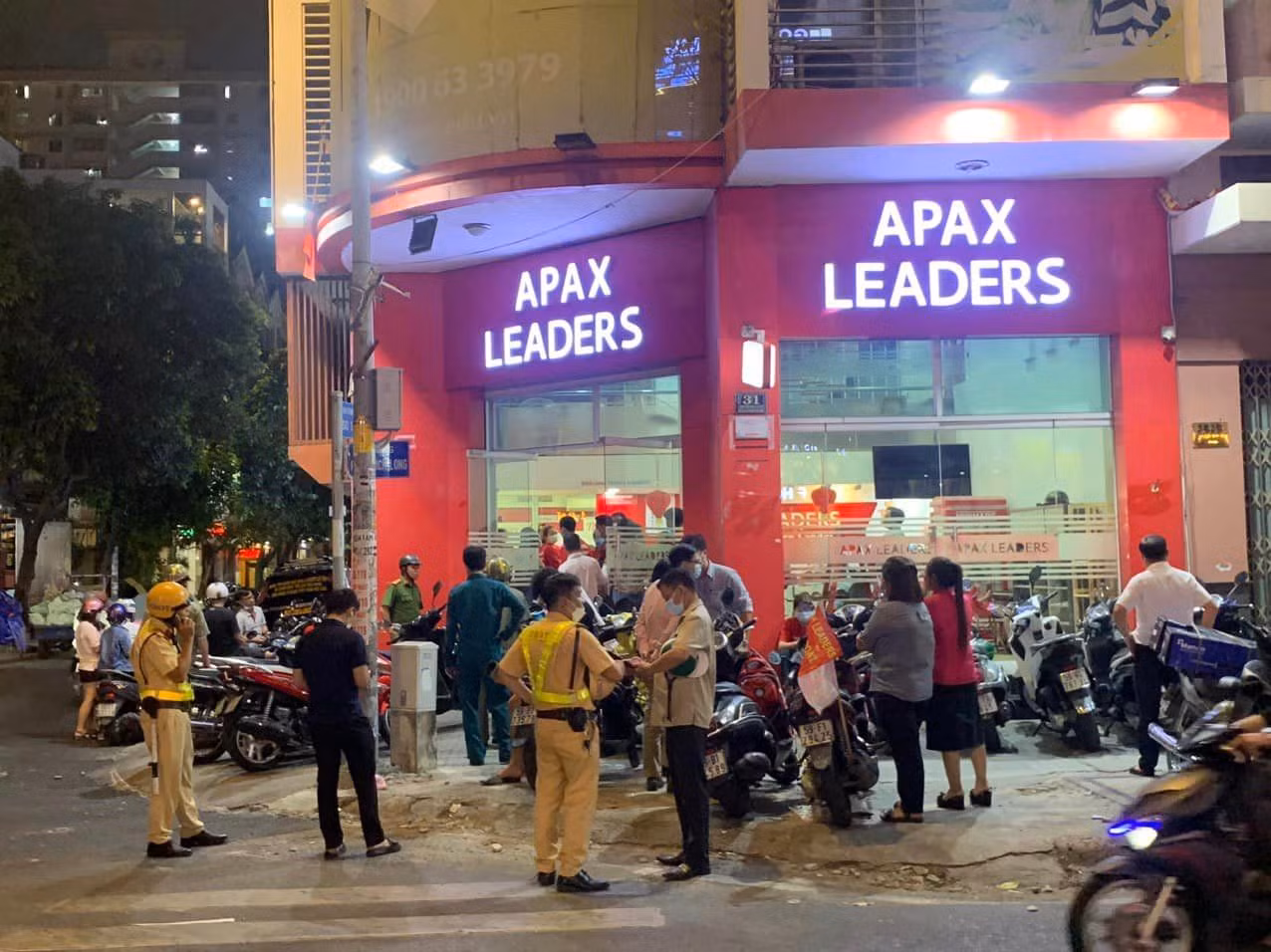 Phụ huynh làm găng, Anh ngữ Apax chốt lộ trình hoàn trả học phí -0
