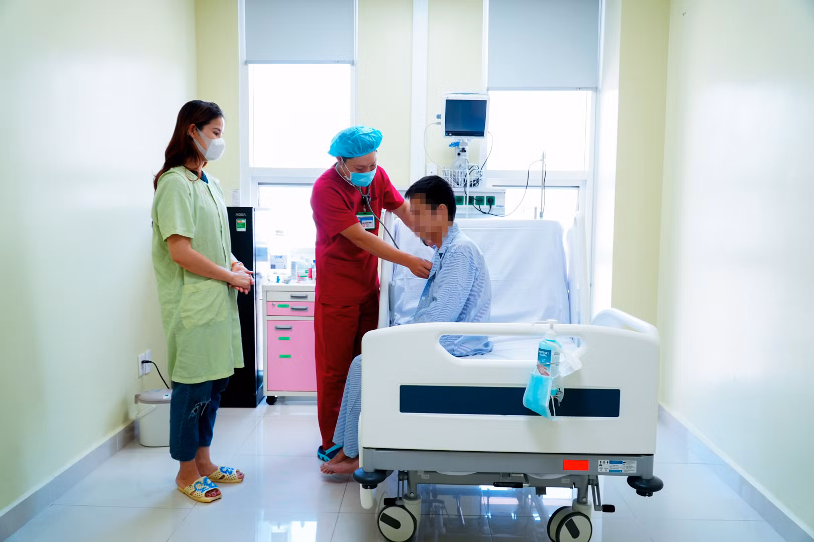  Cứu sống ngoạn mục bệnh nhân bị 5 vết dao đâm thấu ngực bụng -0