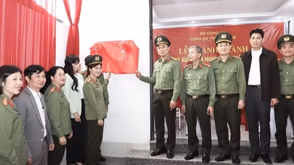 Công an Hà Nam bàn giao Nhà nghĩa tình đồng đội tặng gia đình CBCS khó khăn