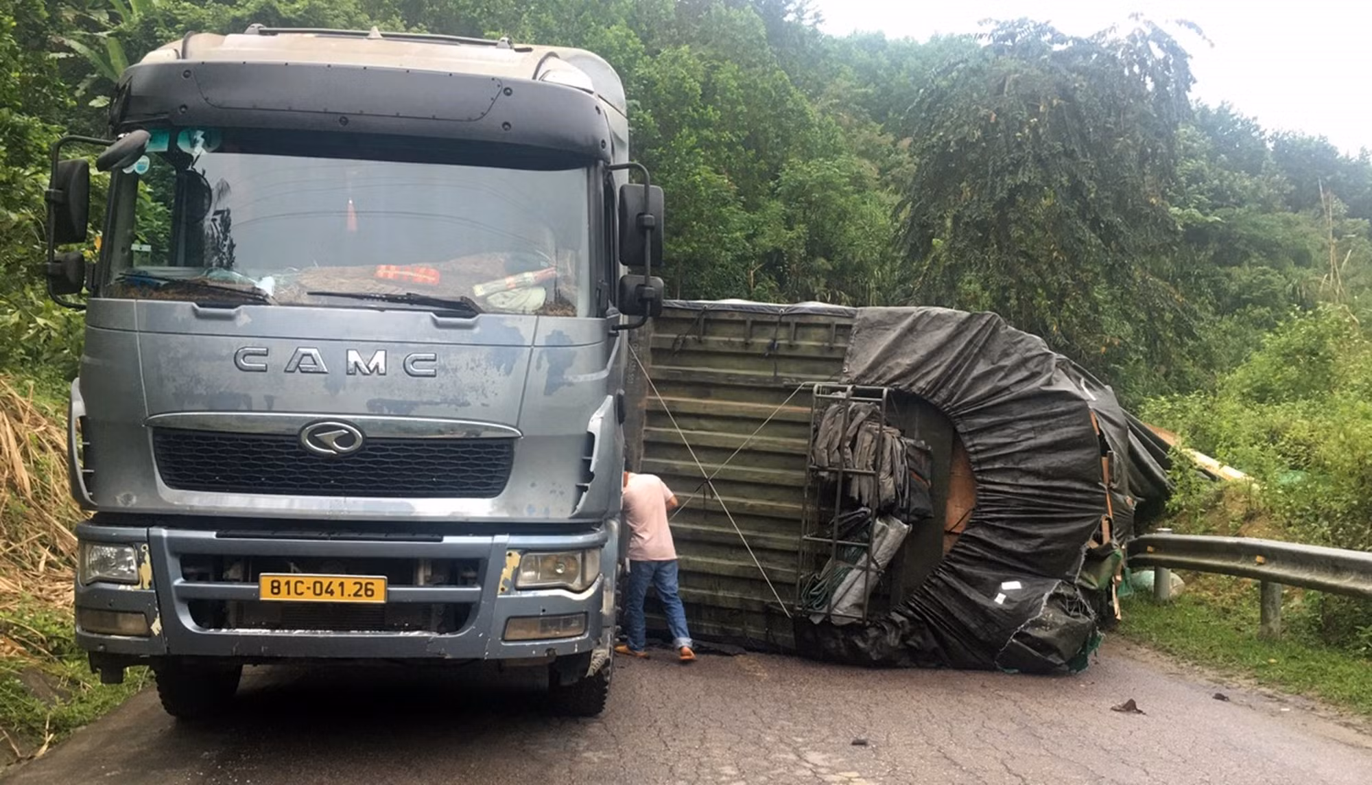 Xe đầu kéo chở gỗ từ Lào về bất ngờ bị lật sơmi rơ-moóc trên QL14E -0