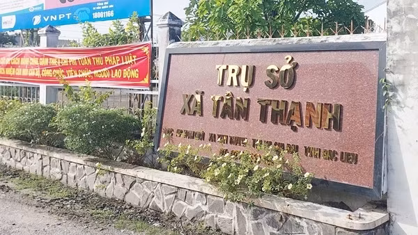Nữ cán bộ xã mang sổ đỏ của dân đi cầm lấy tiền trả nợ