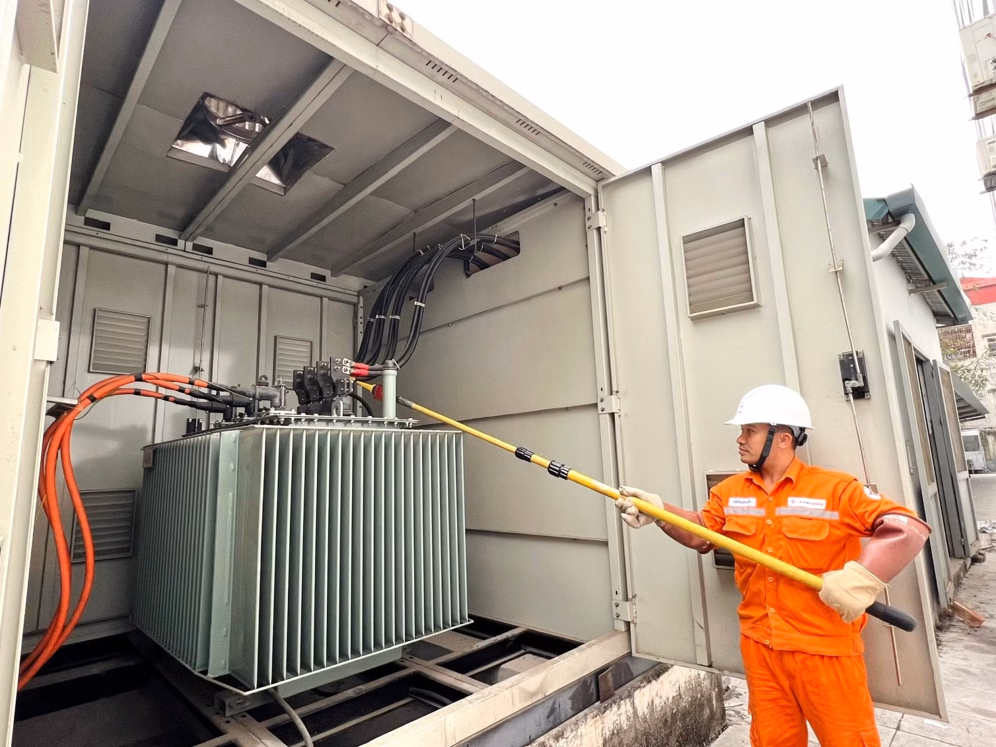EVNHANOI khuyến khích đăng ký dịch vụ điện trung áp bằng các hình thức trực tuyến -0