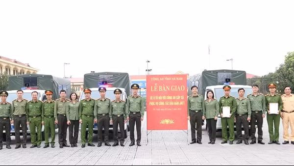 Công an 3 xã ở Hà Nam được Bộ Công an trang cấp xe ô tô phục vụ công tác, chiến đấu