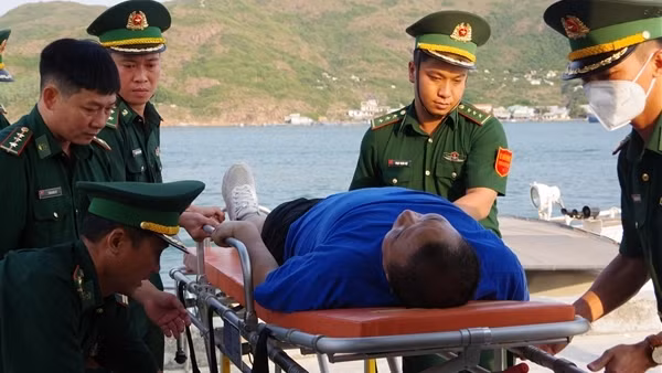 Cấp cứu kịp thời một thuyền viên nước ngoài gặp nạn trên biển