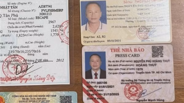 Công an điều tra một tài xế dùng thẻ nhà báo và giấy phép lái xe giả