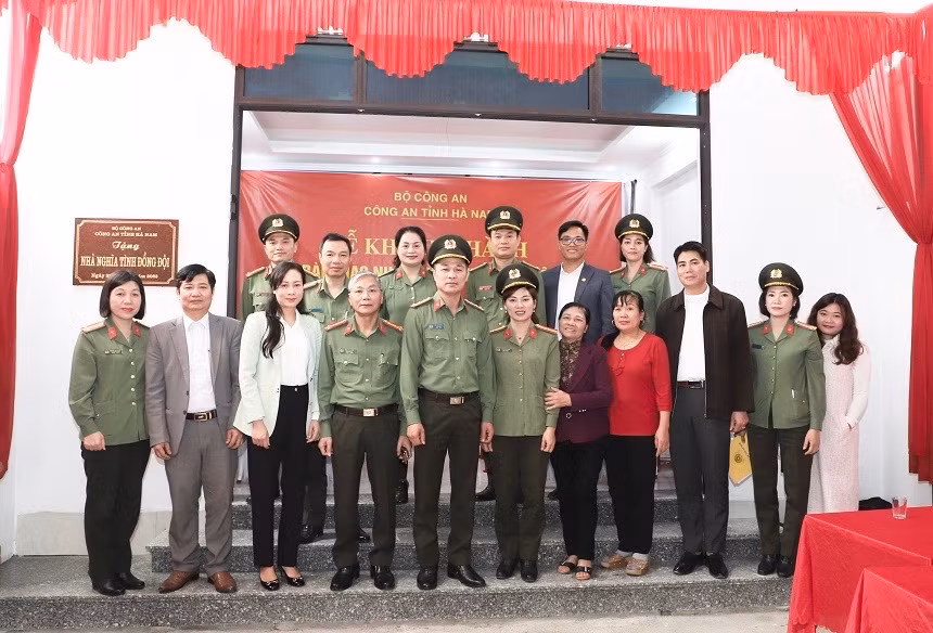 Công an Hà Nam bàn giao Nhà nghĩa tình đồng đội cho gia đình CBCS khó khăn -0