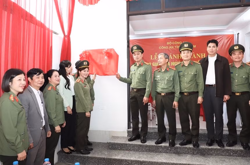 Công an Hà Nam bàn giao Nhà nghĩa tình đồng đội cho gia đình CBCS khó khăn -0