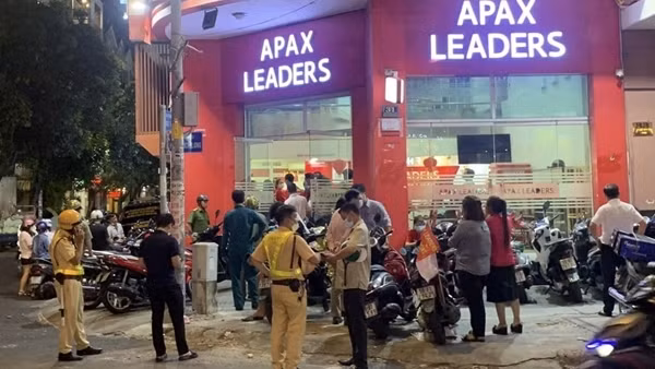 Phụ huynh làm găng, Anh ngữ Apax chốt lộ trình hoàn trả học phí