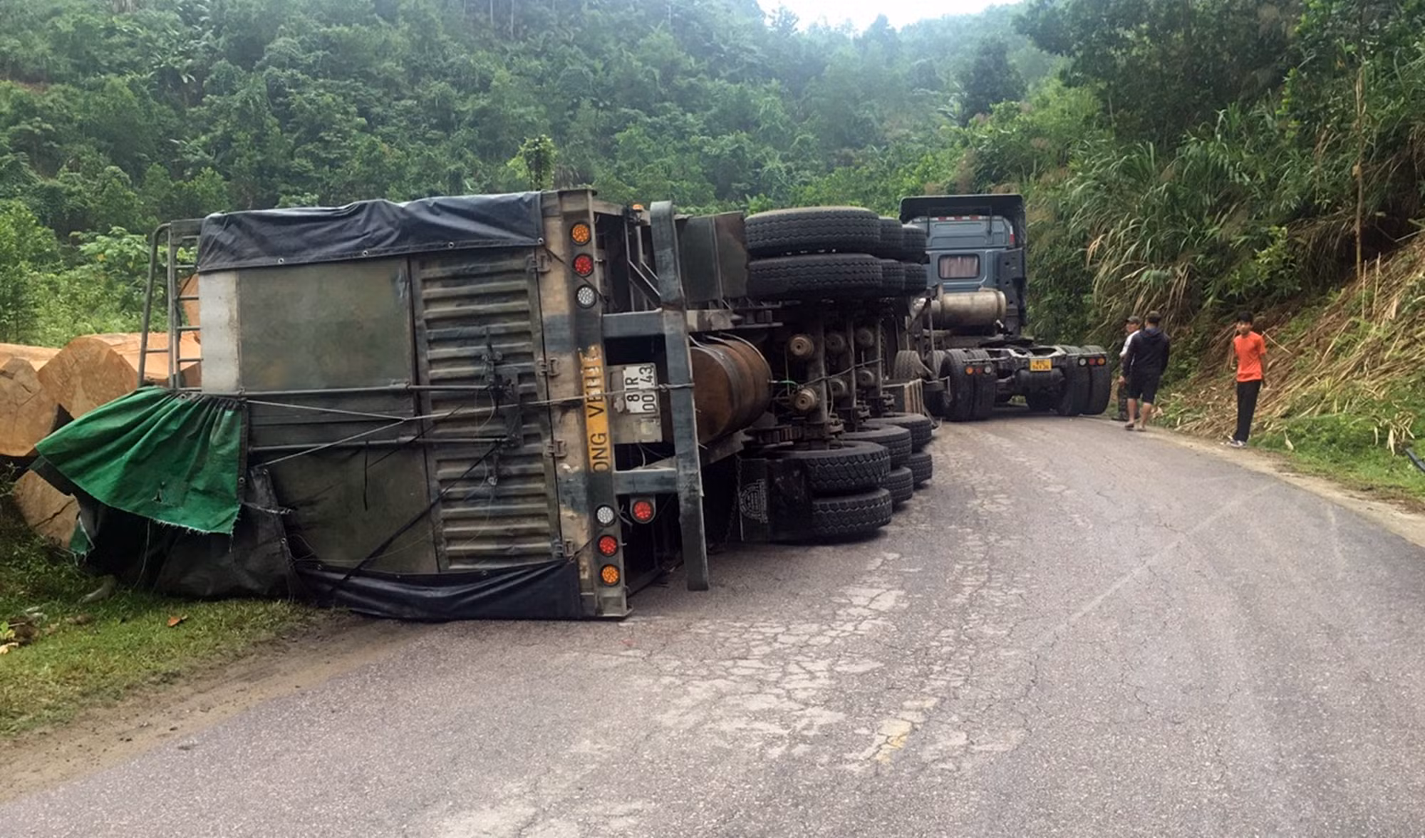 Xe đầu kéo chở gỗ từ Lào về bất ngờ bị lật sơmi rơ-moóc trên QL14E -0