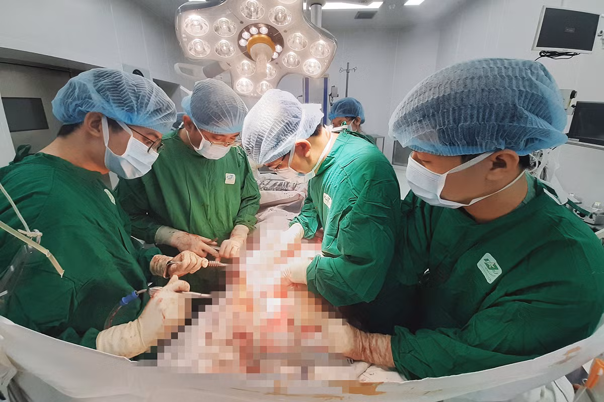  Cứu sống ngoạn mục bệnh nhân bị 5 vết dao đâm thấu ngực bụng -0