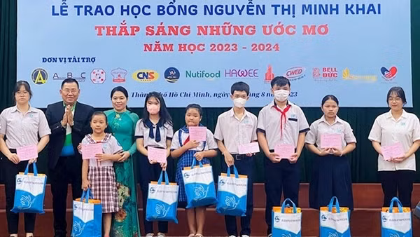 Trao học bổng Nguyễn Thị Minh Khai tặng 163 học sinh, sinh viên khó khăn
