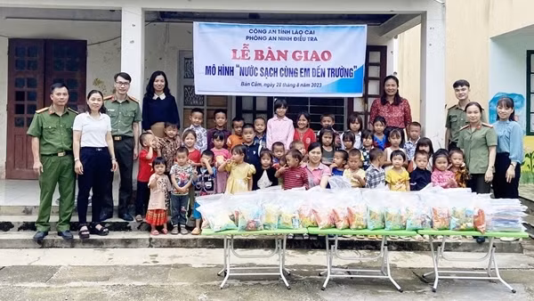 Mang nước sạch đến với trẻ em vùng cao