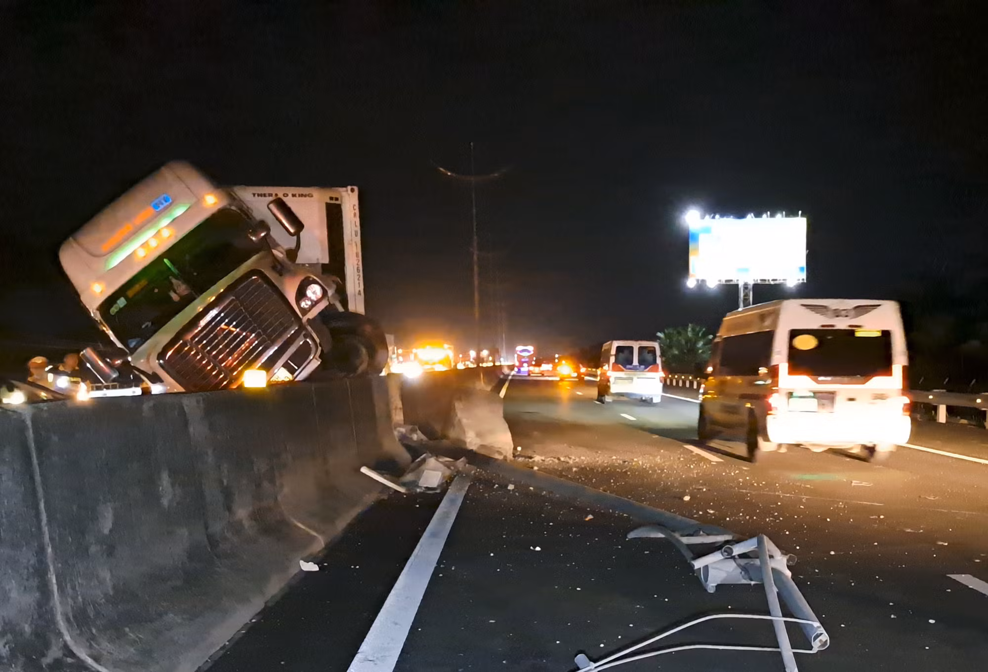 Xe đầu kéo ủi xe du lịch, tông sập dải phân cách trên cao tốc -0
