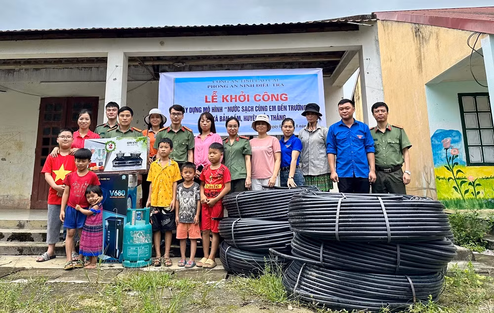 Mang nước sạch đến với trẻ em vùng cao -0