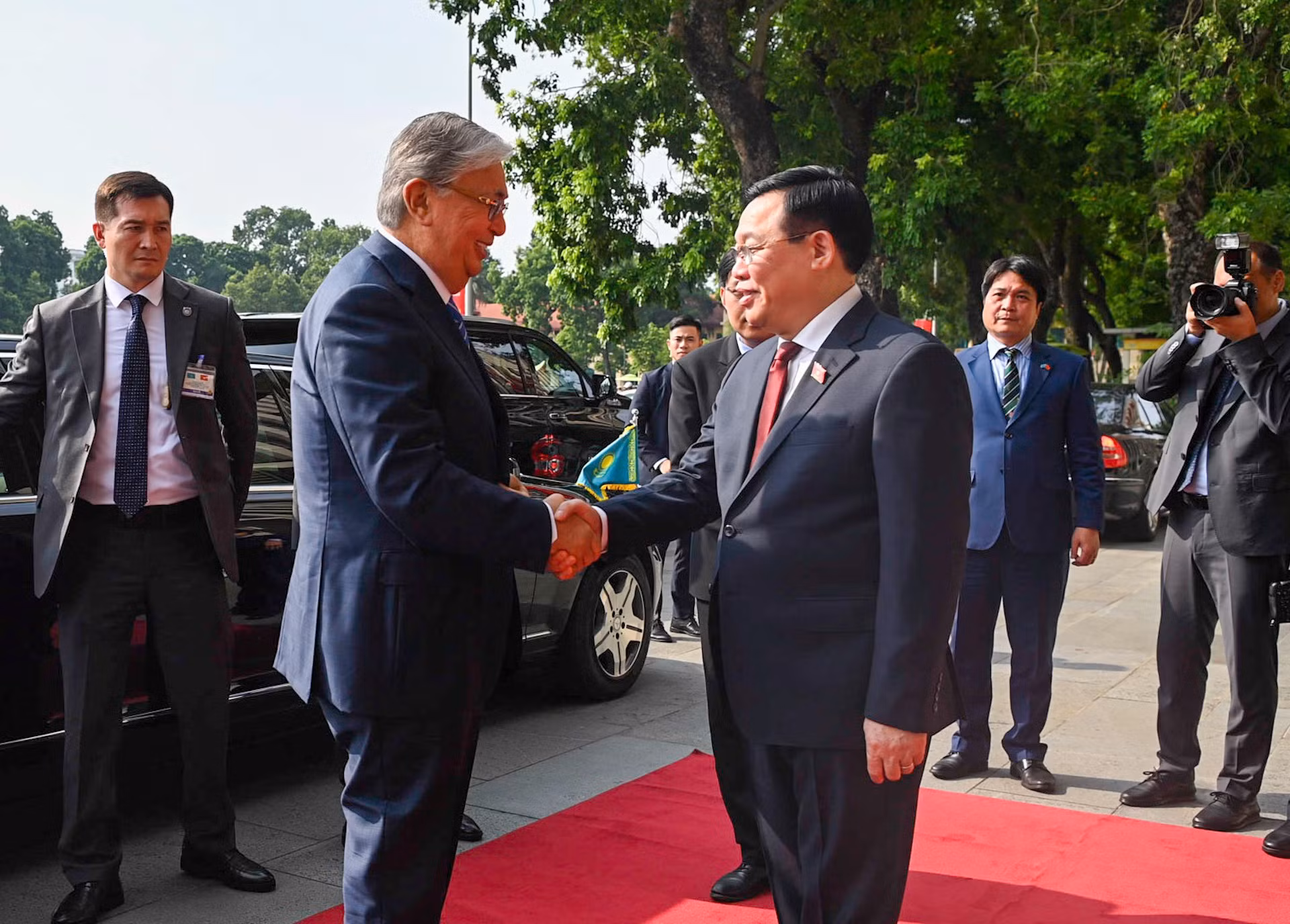 Chủ tịch Quốc hội Vương Đình Huệ hội kiến Tổng thống Cộng hòa Kazakhstan -0