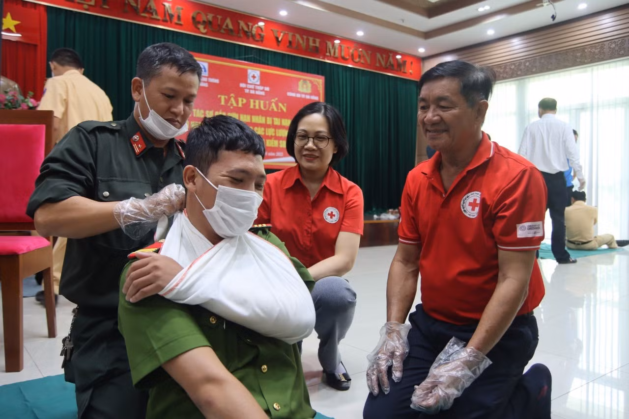 Tập huấn sơ cứu tai nạn thương tích, tai nạn giao thông cho lực lượng CSGT và thực hiện tuần tra kiểm soát -2