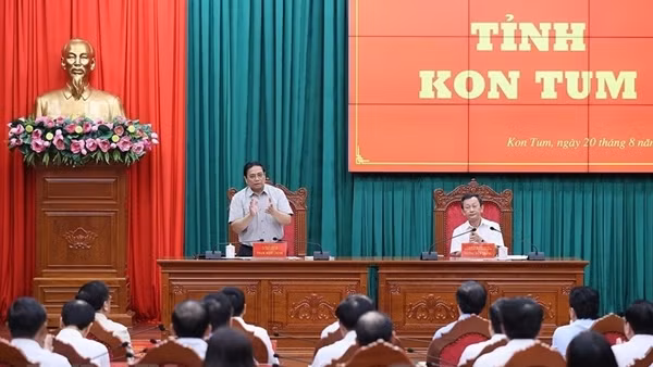 Thủ tướng Phạm Minh Chính làm việc với Ban Thường vụ Tỉnh ủy Kon Tum