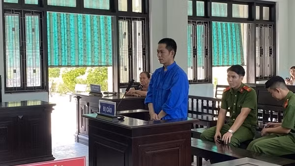 Cán bộ xã tung tin giả rồi lừa bán đất ảo