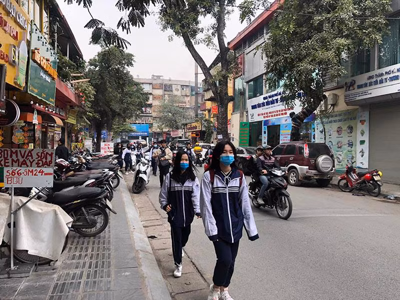 vỉa hè bị bịt kín, học sinh phải đi bộ dưới lòng đường-ảnh báo kinh tế đô thị.jpg -0