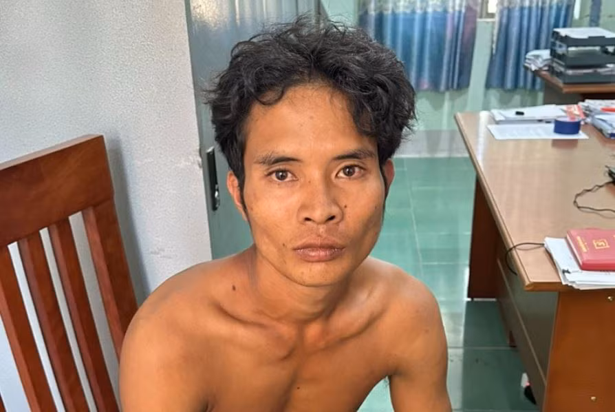 Bắt kẻ hiếp dâm bé gái khi đi lấy nước ở suối -0