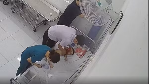 Tạm giữ hình sự cha dượng liên quan đến vụ bé trai 2 tuổi tử vong khi uống sữa