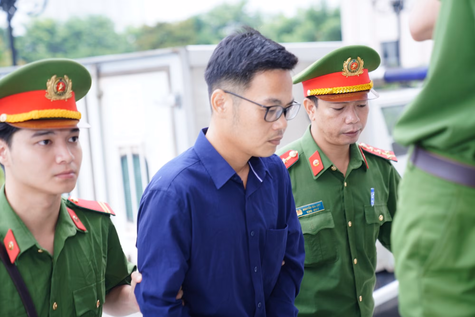 Người được bị cáo Nguyễn Đức Chung tạo điều kiện nâng giá cây xanh khai gì tại tòa? -0