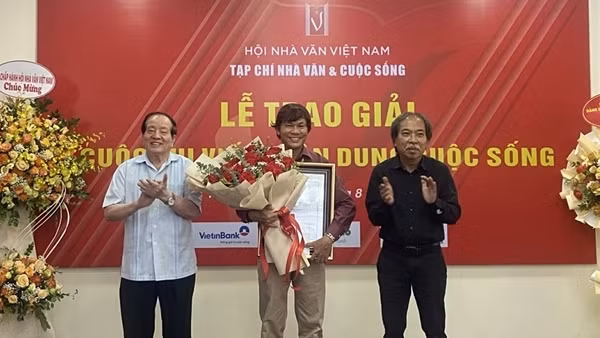 Trao giải cuộc thi viết “Chân dung cuộc sống”