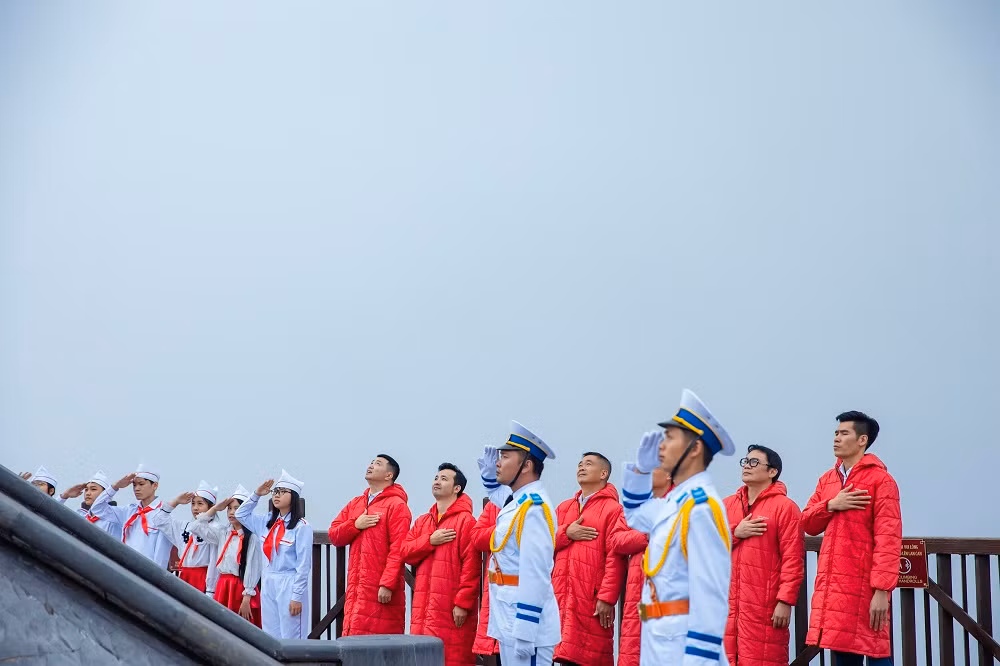 Đội tuyển nữ Việt Nam rước đuốc, thượng cờ trên đỉnh Fansipan -0