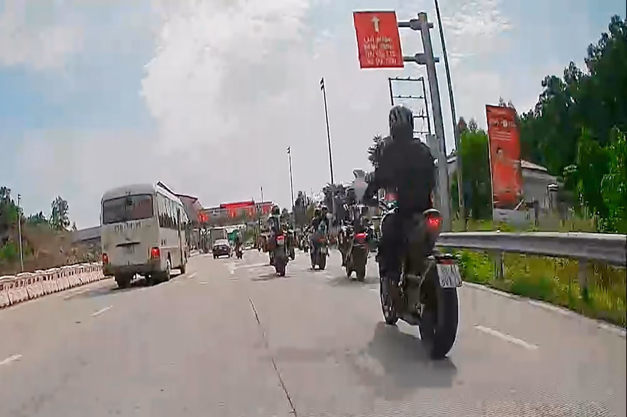 Điều khiển trái phép mô tô phân khối lớn vào cao tốc tông CSGT rồi bỏ chạy ảnh 1 b2bc7f71fdf32fad76e2.jpg -0