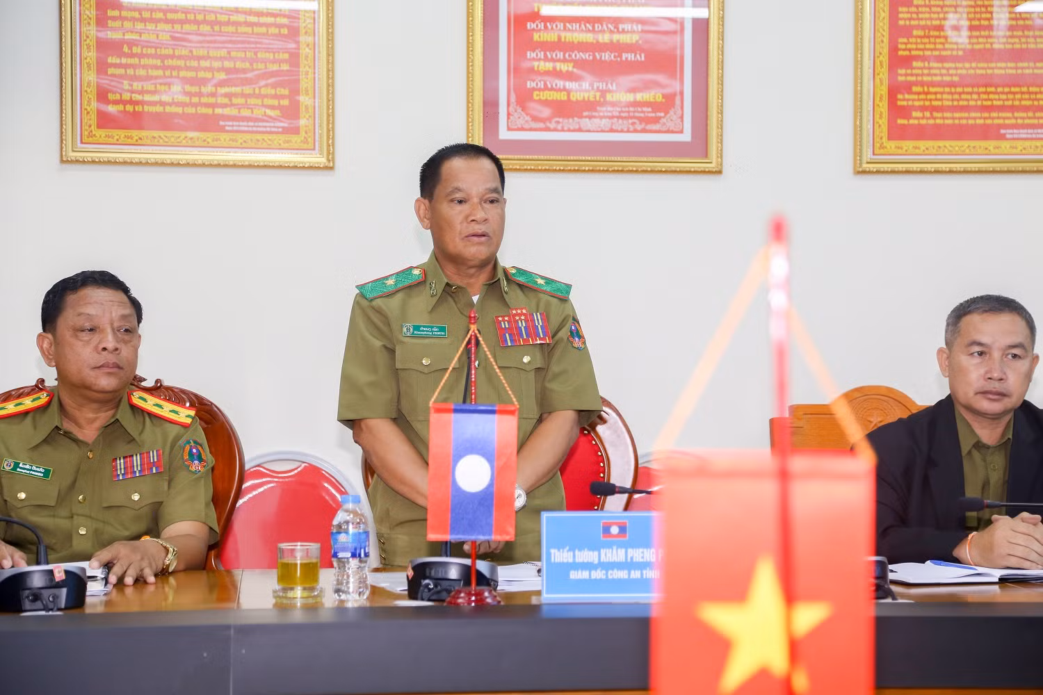 thiếu tướng khăm pheng phết, giám đốc công an tỉnh xay nha bu ly phát biểu tại buổi hội đàm.jpg -0