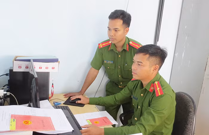 Những người con của buôn làng -0