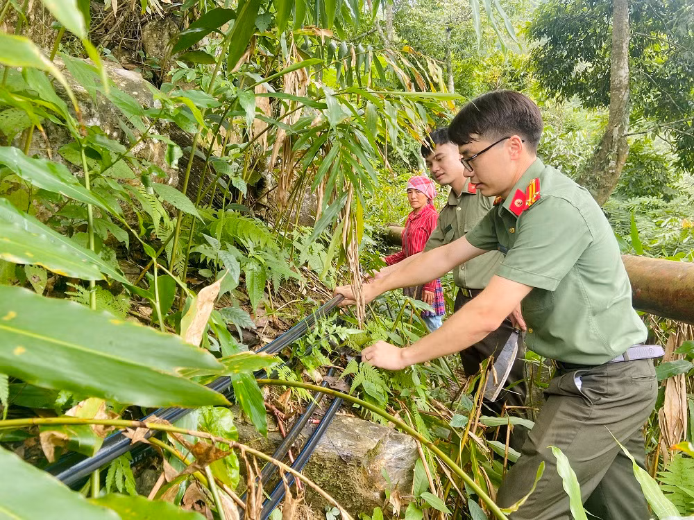 Mang nước sạch đến với trẻ em vùng cao -0