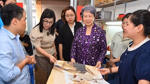 Phu nhân hai Thủ tướng Việt Nam-Singapore tham quan làng lụa Vạn Phúc