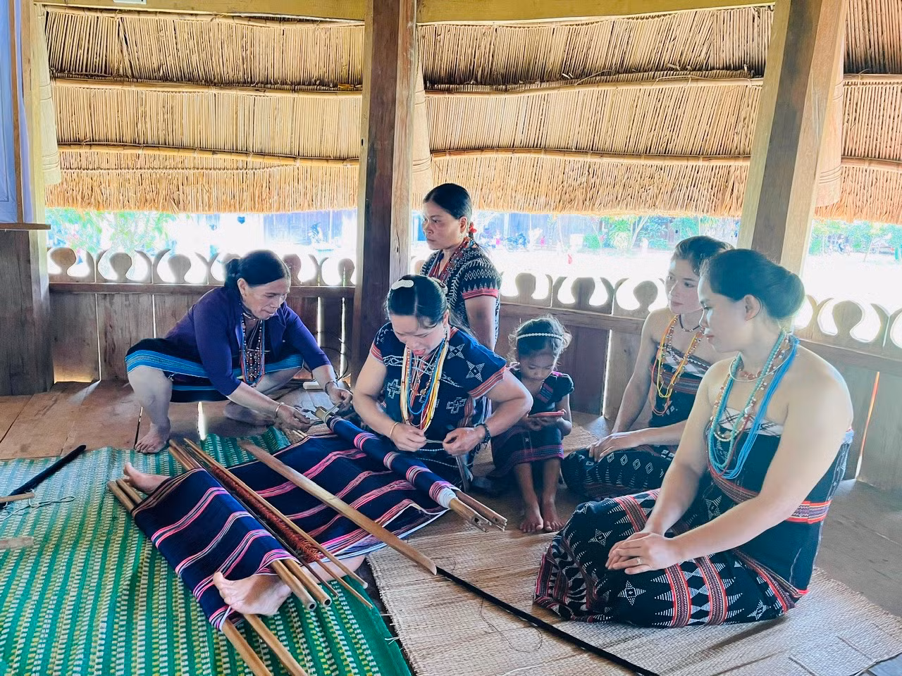 Nơi lưu giữ hồn văn hóa Cơ Tu -0